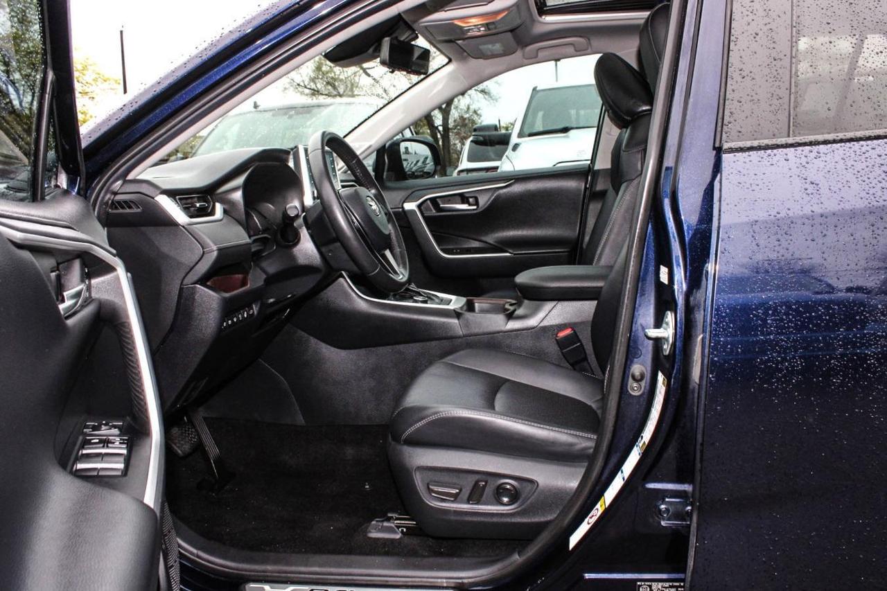 2019 Toyota RAV4 LTD  Gps Sunroof BkpCam HtdSeats DriveModes Photo