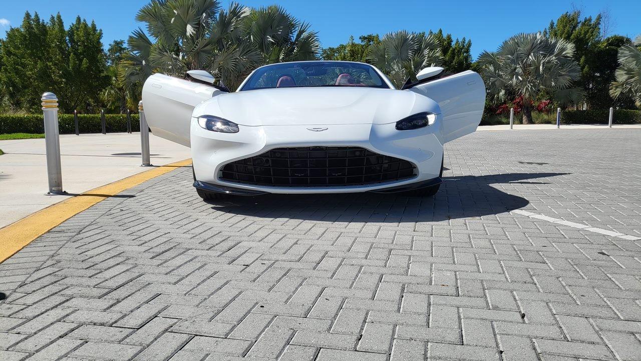 2022 Aston Martin Vantage  Photo