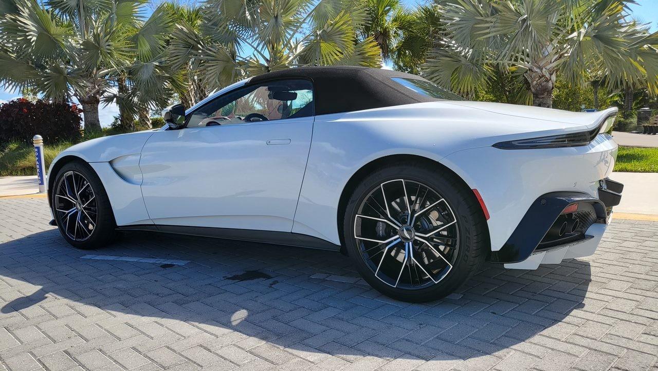 2022 Aston Martin Vantage  Photo