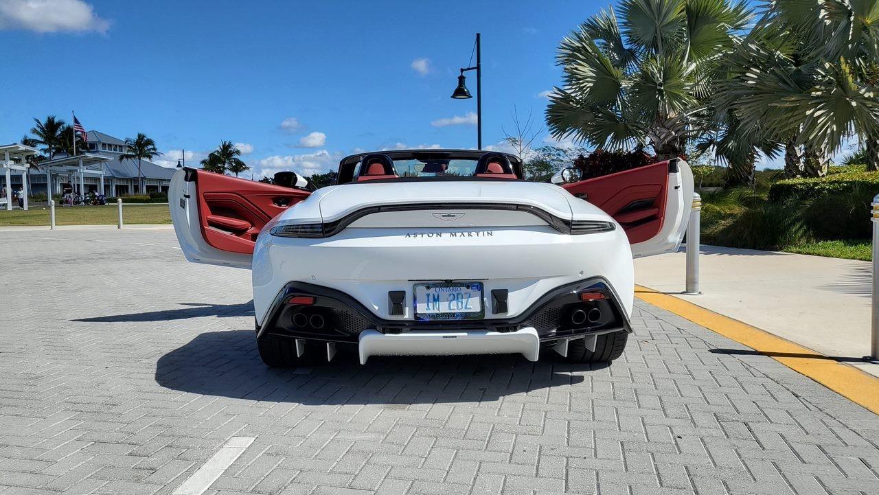 2022 Aston Martin Vantage  Photo