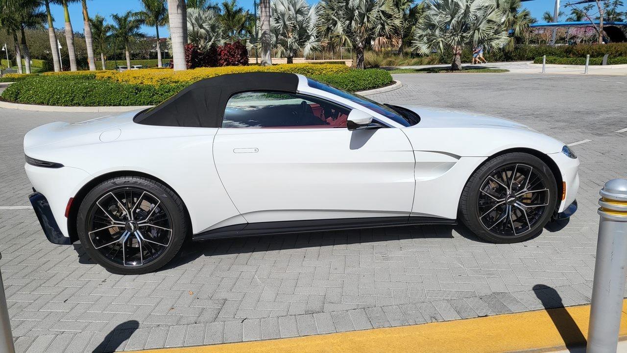 2022 Aston Martin Vantage  Photo