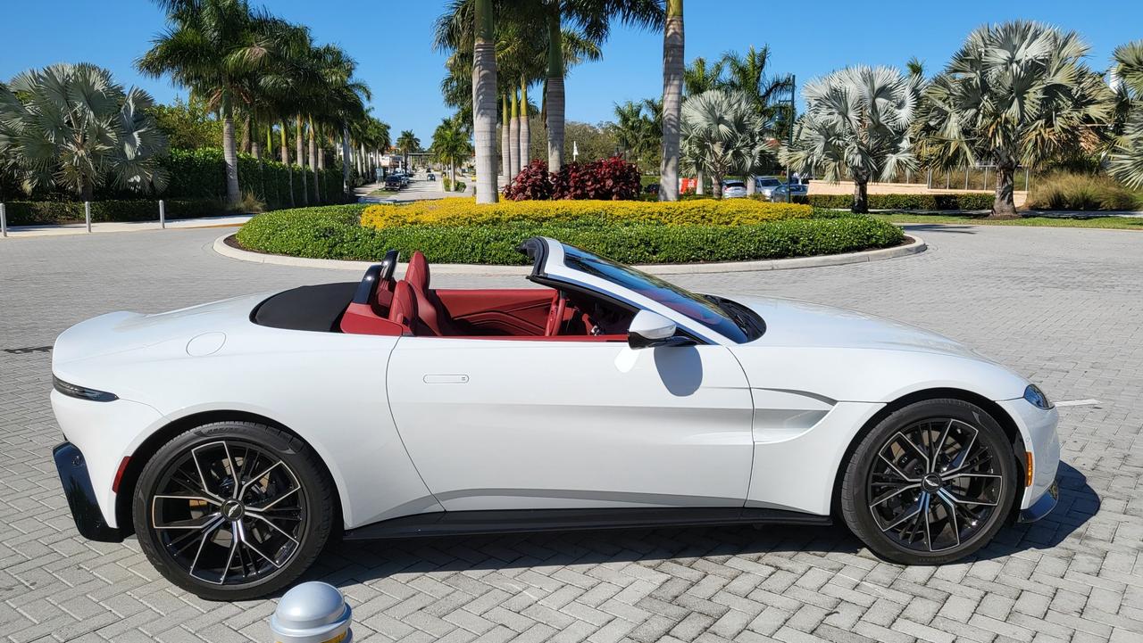 2022 Aston Martin Vantage  Photo