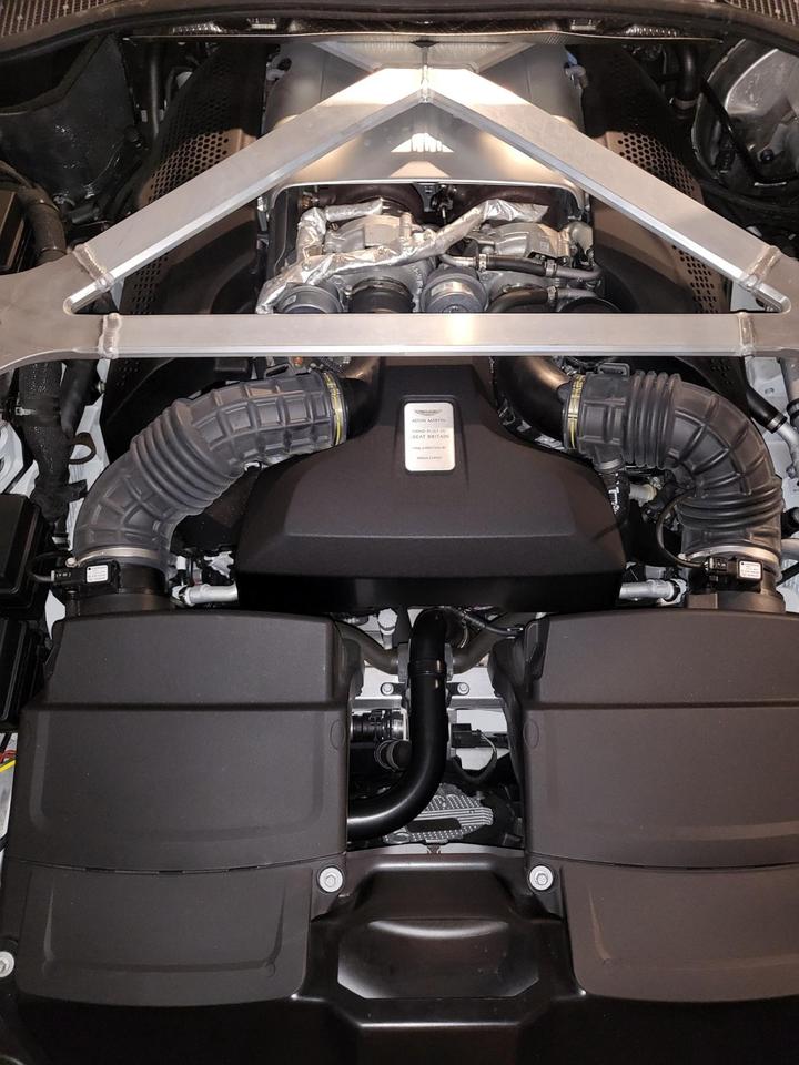 2022 Aston Martin Vantage  Photo