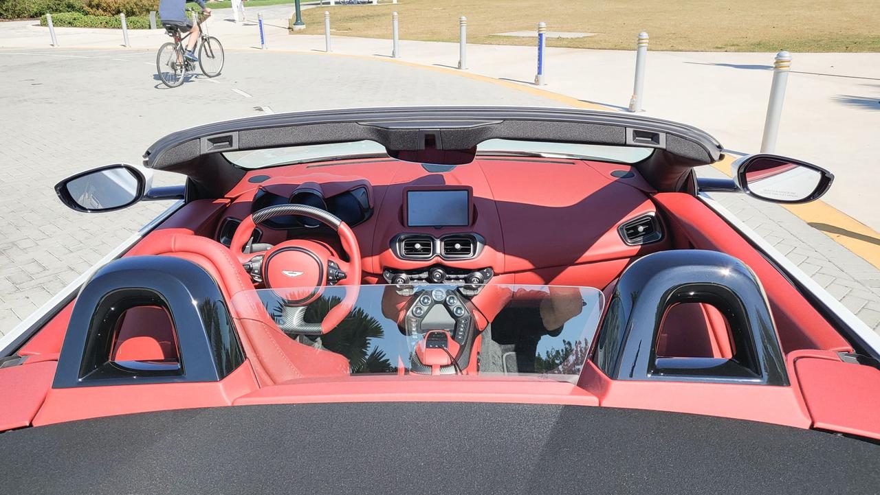 2022 Aston Martin Vantage  Photo