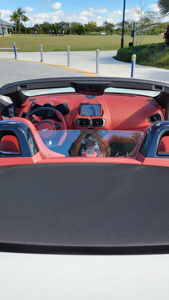 2022 Aston Martin Vantage  Photo