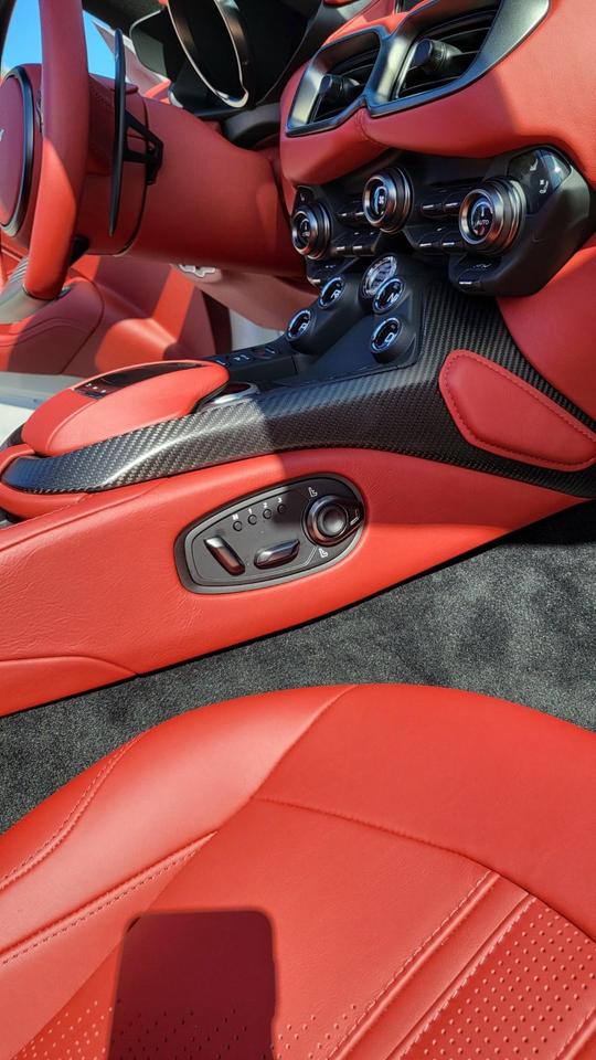 2022 Aston Martin Vantage  Photo