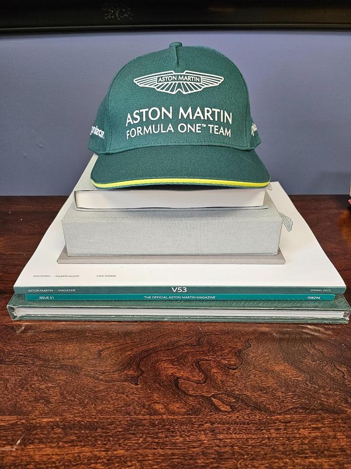 2022 Aston Martin Vantage  Photo