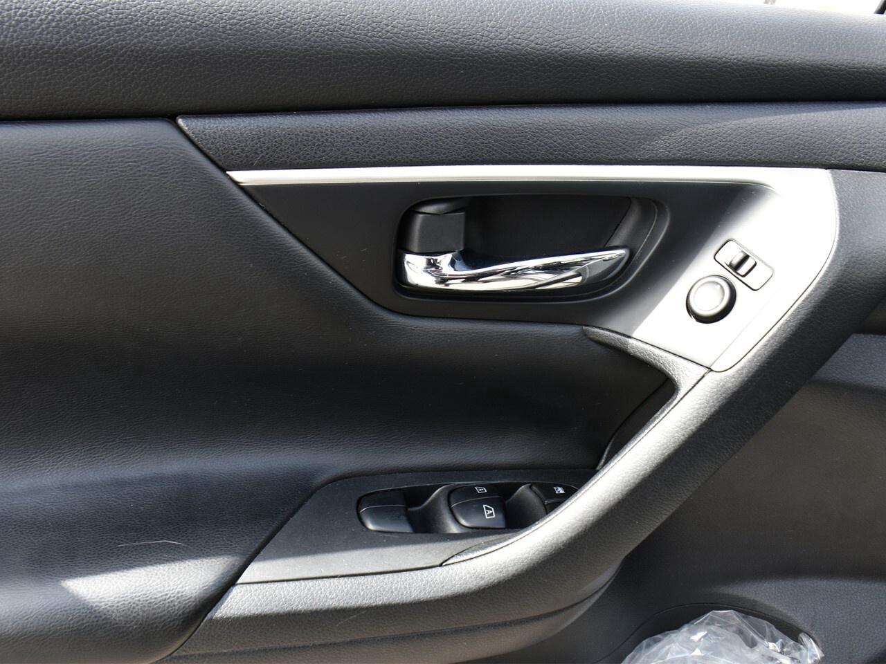 2018 Nissan Altima SV, HEATED SEATS, REMOTE START, GREAT ON FUEL Photo