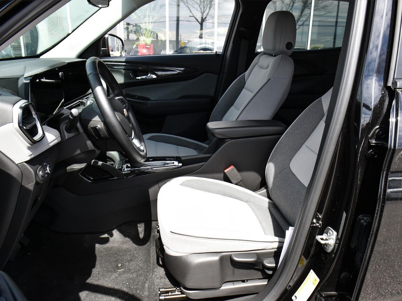 2025 Chevrolet TrailBlazer LT, LIKE NEW, GREAT ON FUEL, APPLE CARPLAY Photo