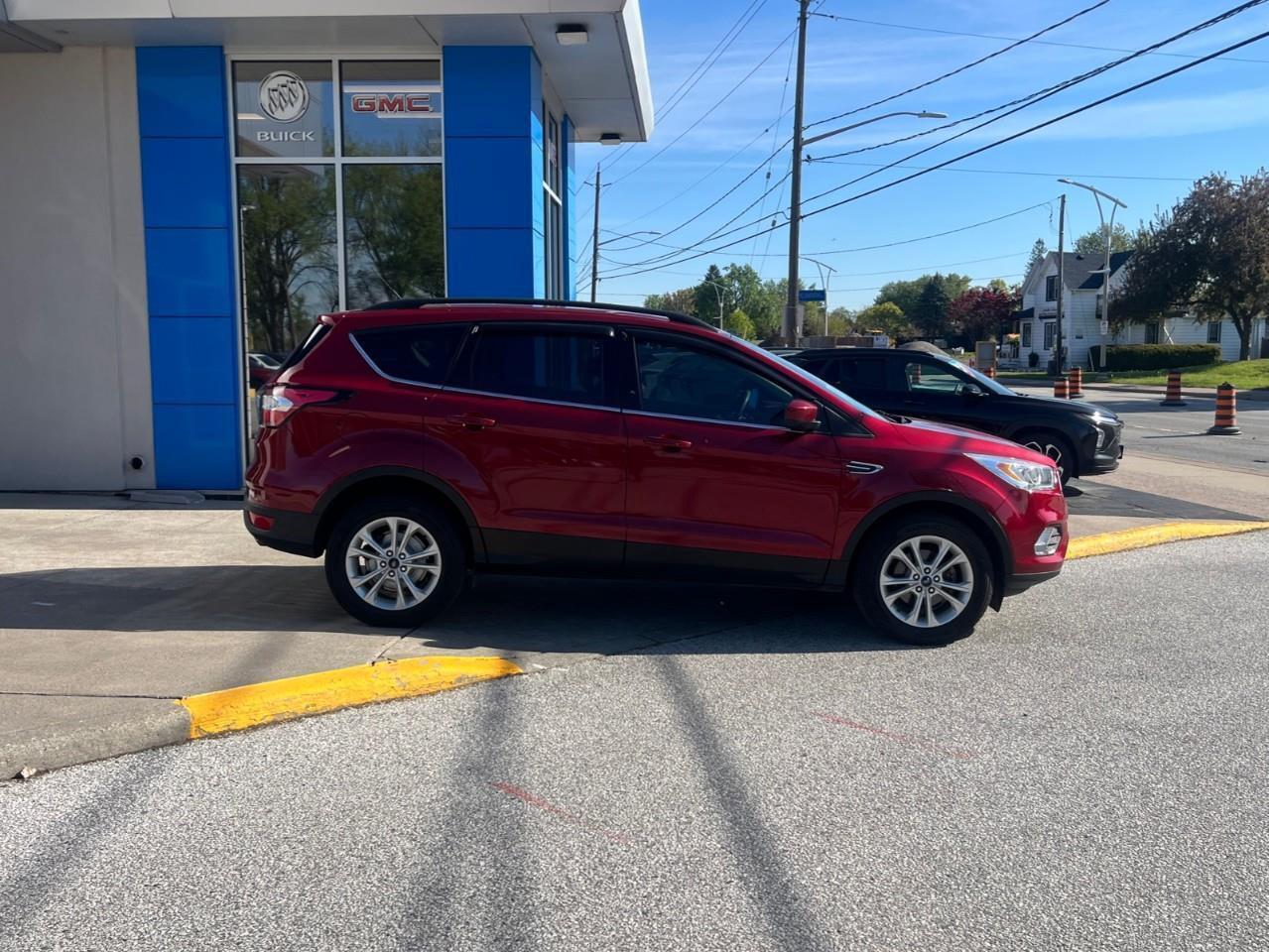 2017 Ford Escape SE SUPER CLEAN LOCAL TRADE Photo