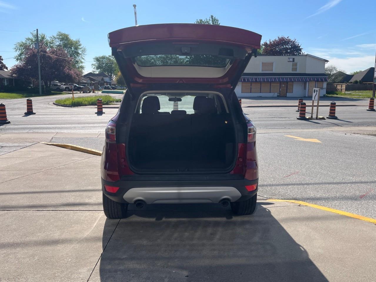 2017 Ford Escape SE SUPER CLEAN LOCAL TRADE Photo