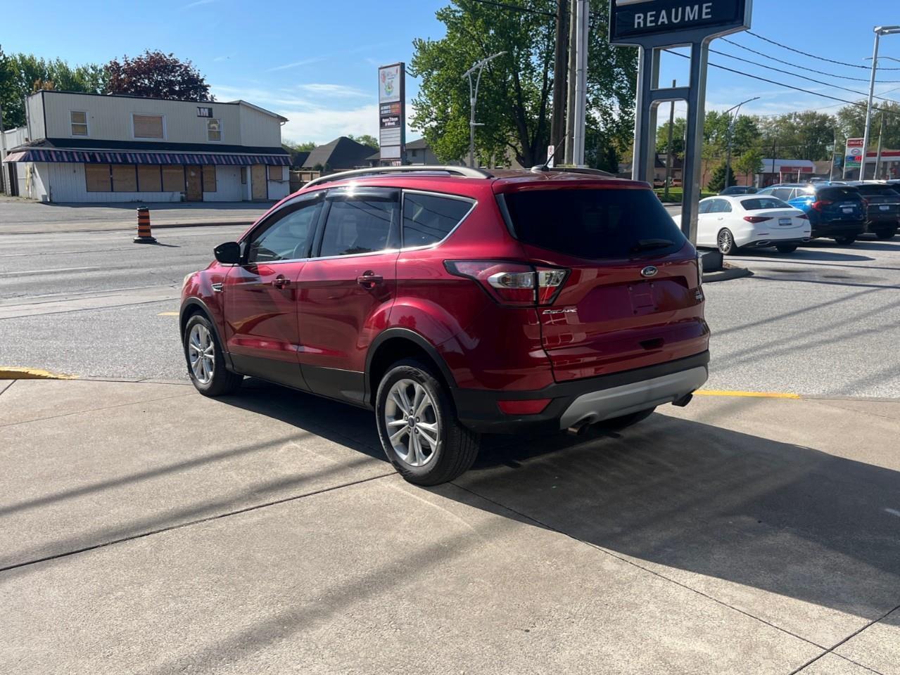 2017 Ford Escape SE SUPER CLEAN LOCAL TRADE Photo