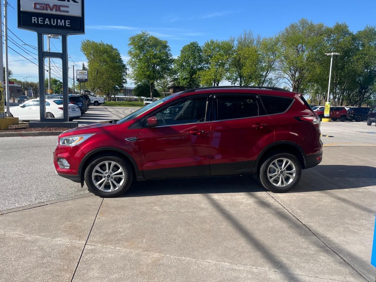 2017 Ford Escape SE SUPER CLEAN LOCAL TRADE Photo