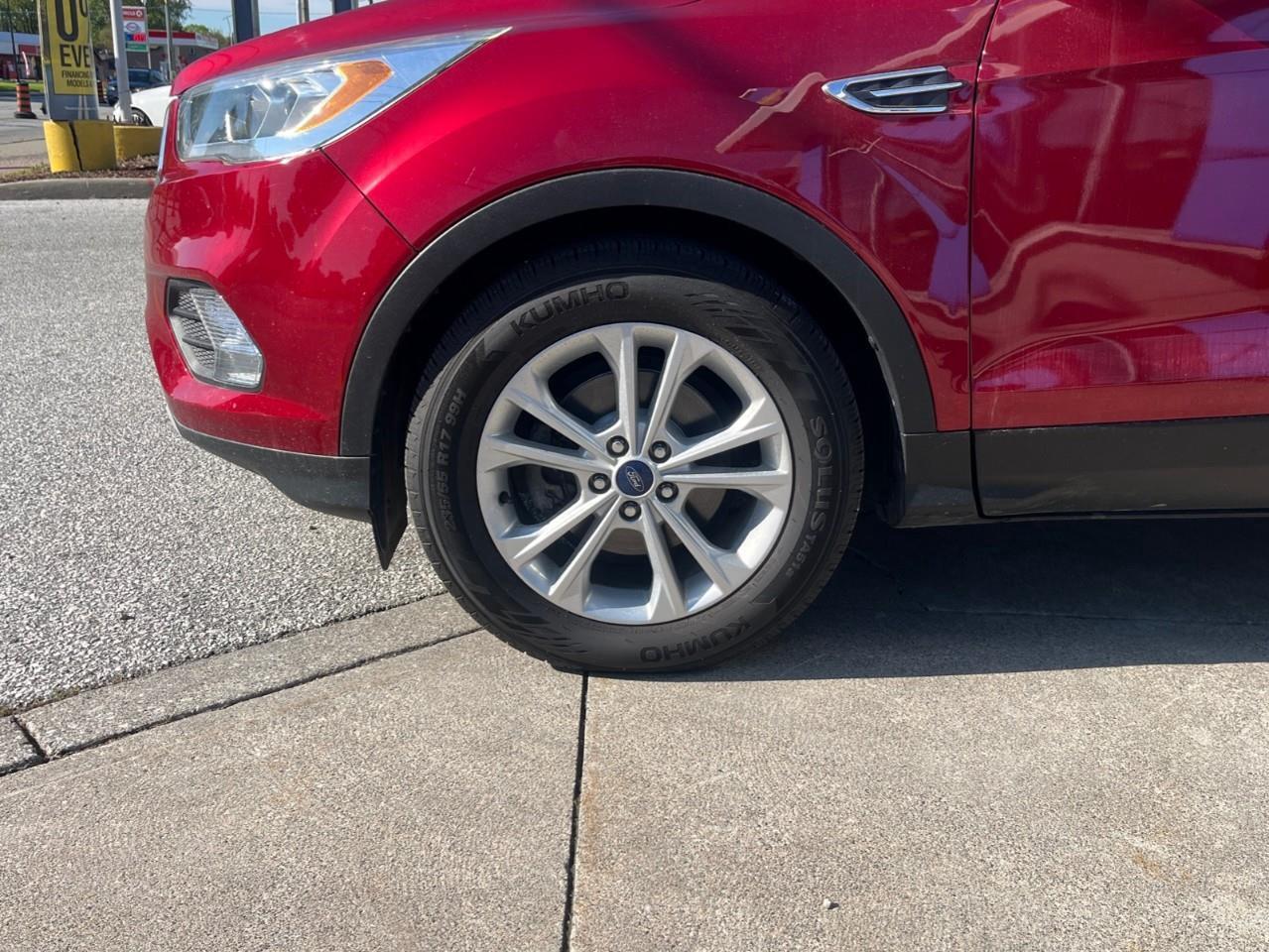 2017 Ford Escape SE SUPER CLEAN LOCAL TRADE Photo