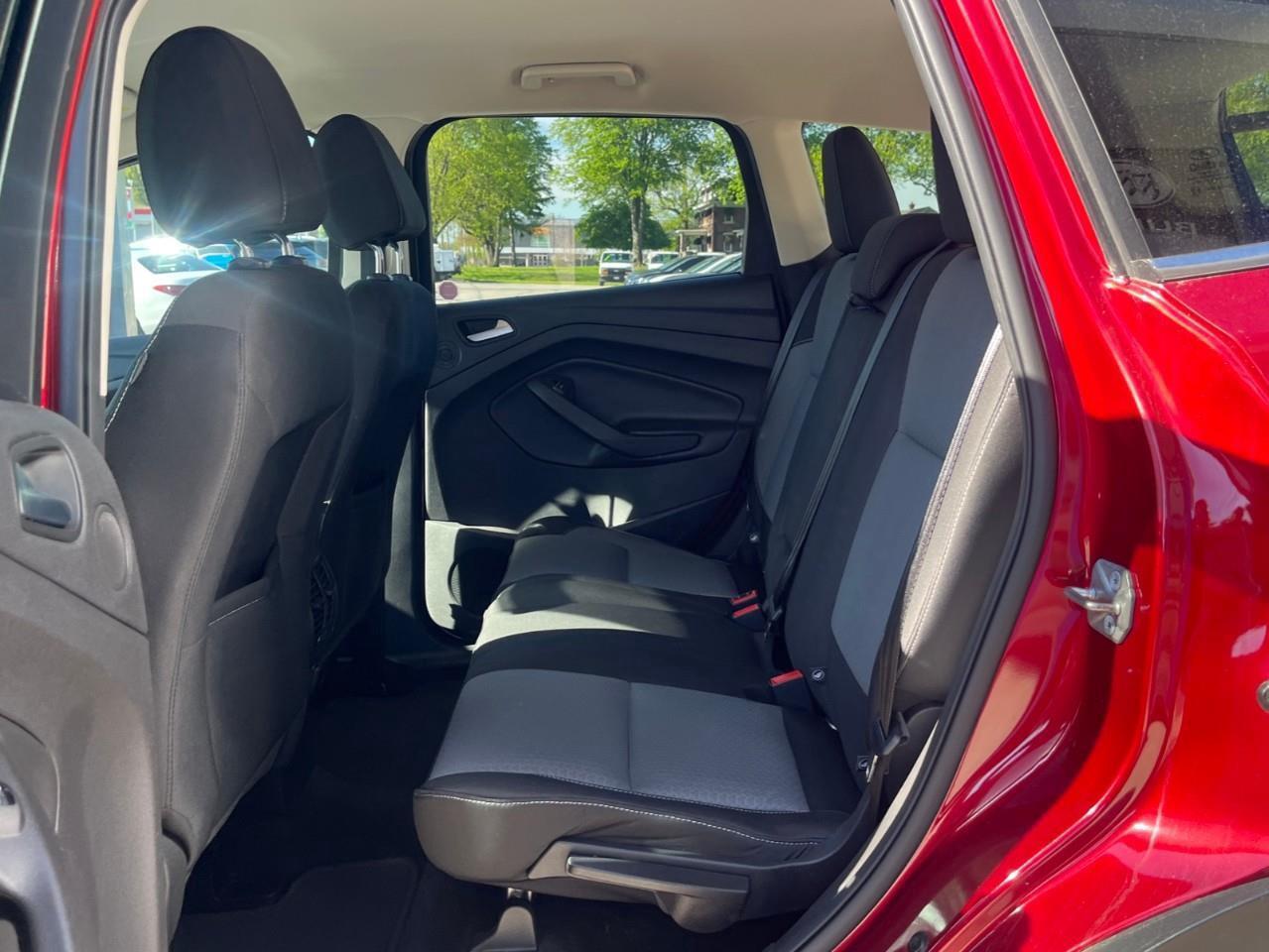 2017 Ford Escape SE SUPER CLEAN LOCAL TRADE Photo