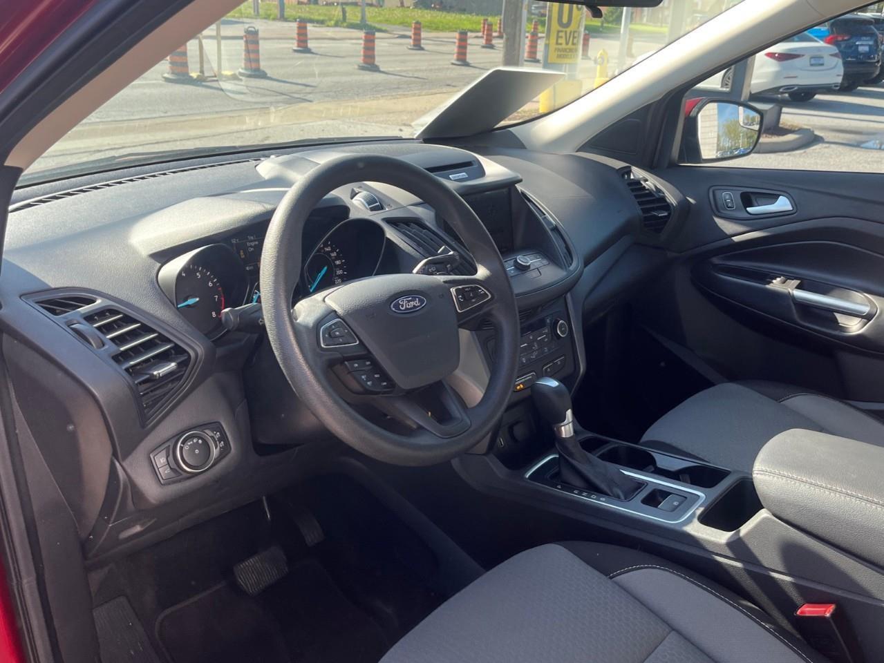 2017 Ford Escape SE SUPER CLEAN LOCAL TRADE Photo