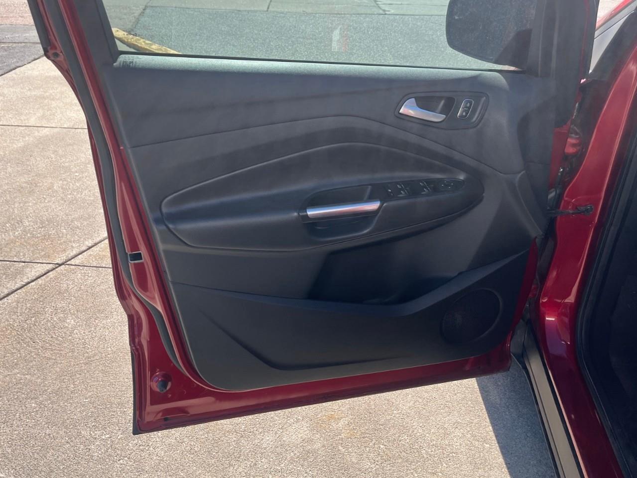 2017 Ford Escape SE SUPER CLEAN LOCAL TRADE Photo