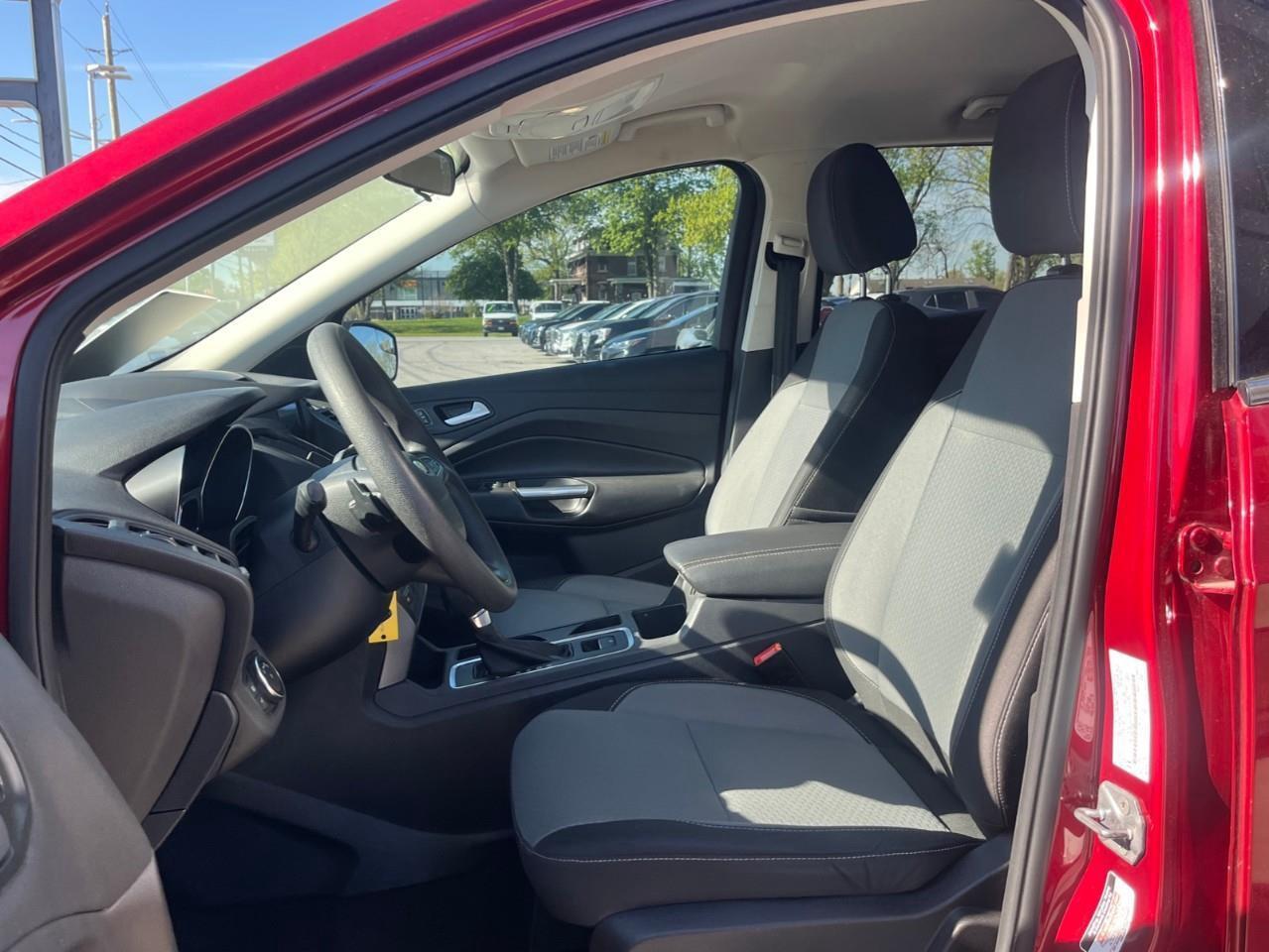 2017 Ford Escape SE SUPER CLEAN LOCAL TRADE Photo