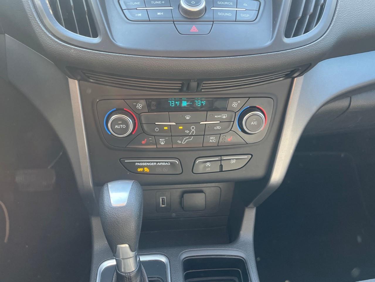 2017 Ford Escape SE SUPER CLEAN LOCAL TRADE Photo