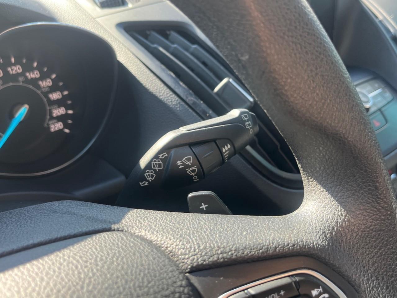 2017 Ford Escape SE SUPER CLEAN LOCAL TRADE Photo
