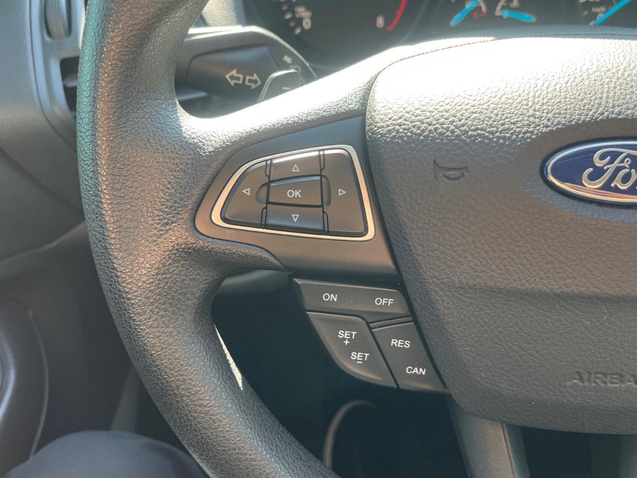 2017 Ford Escape SE SUPER CLEAN LOCAL TRADE Photo