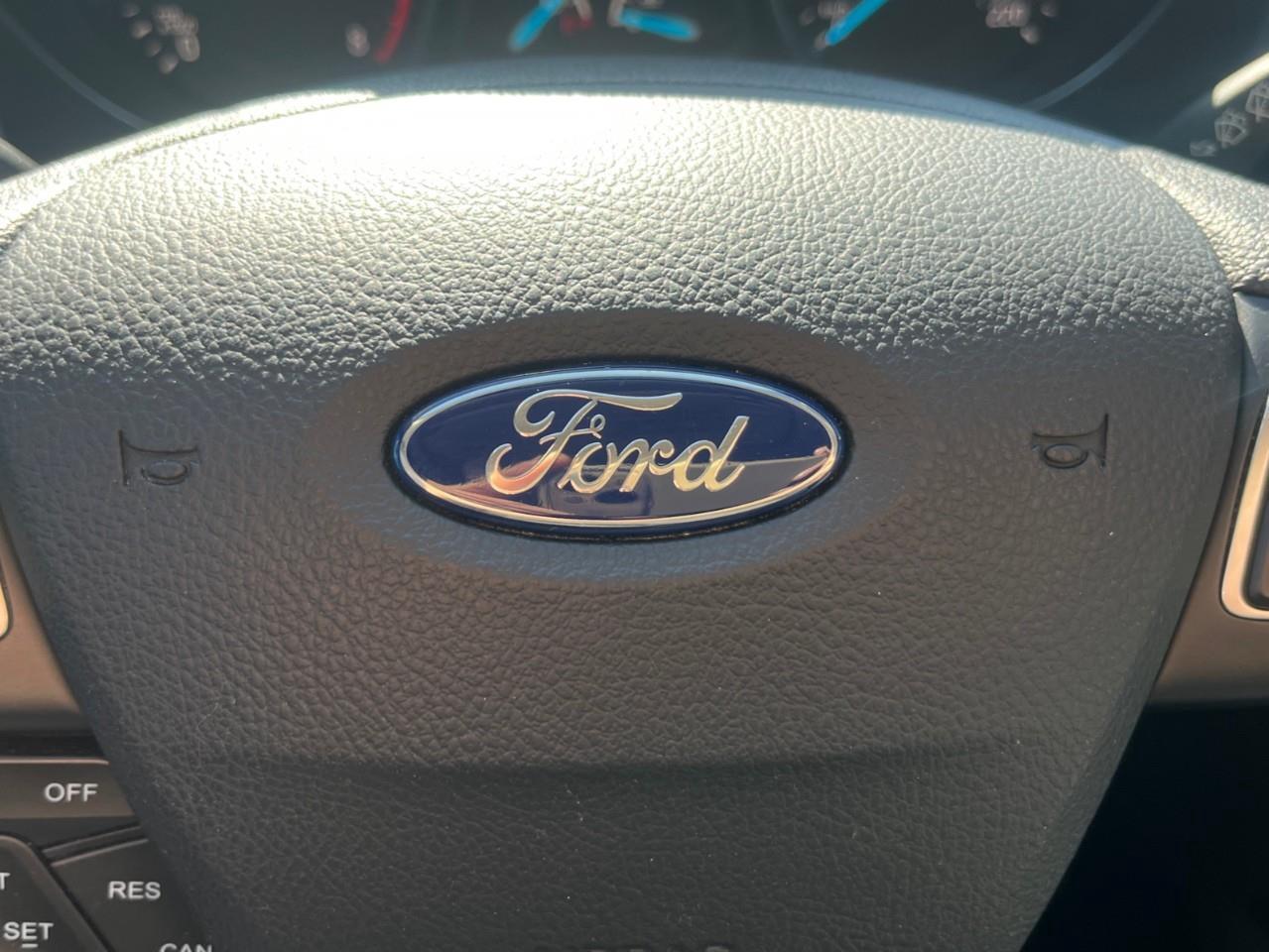 2017 Ford Escape SE SUPER CLEAN LOCAL TRADE Photo
