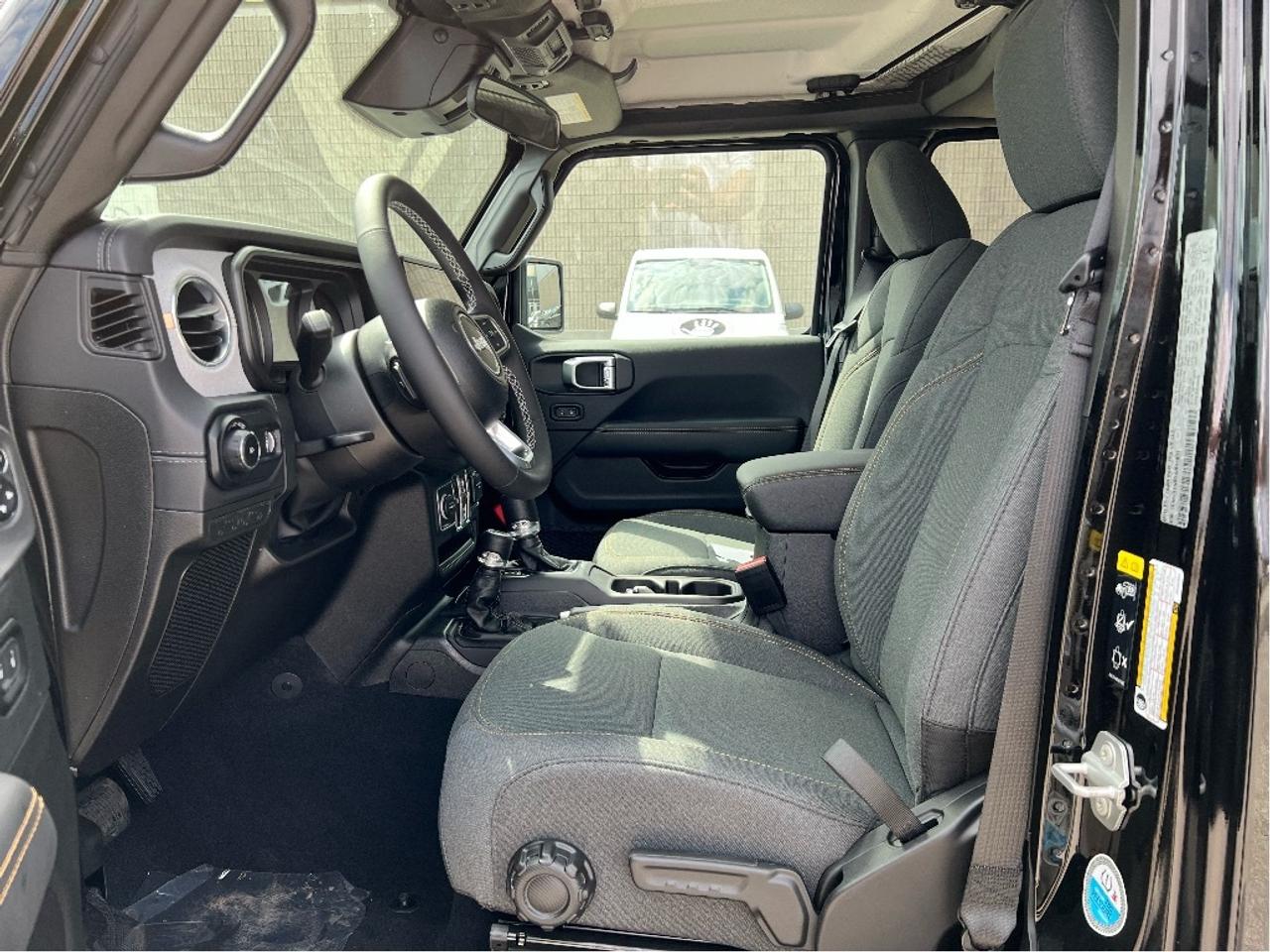2025 Jeep Wrangler Sahara w/Safety Group, Side Steps, B/C Hardtop Photo
