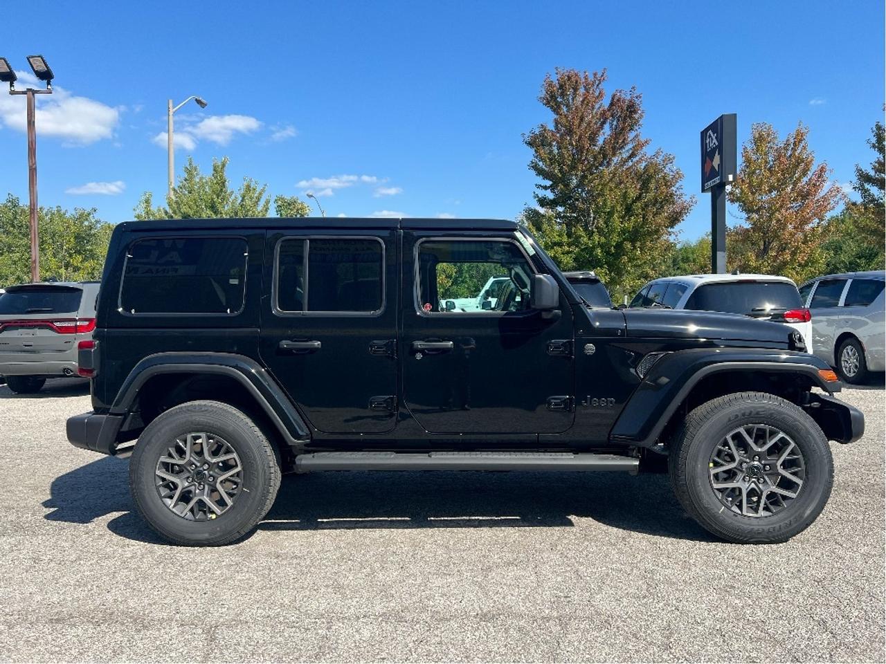 2025 Jeep Wrangler Sahara w/Safety, Technology, B/C Top, Side Steps Photo