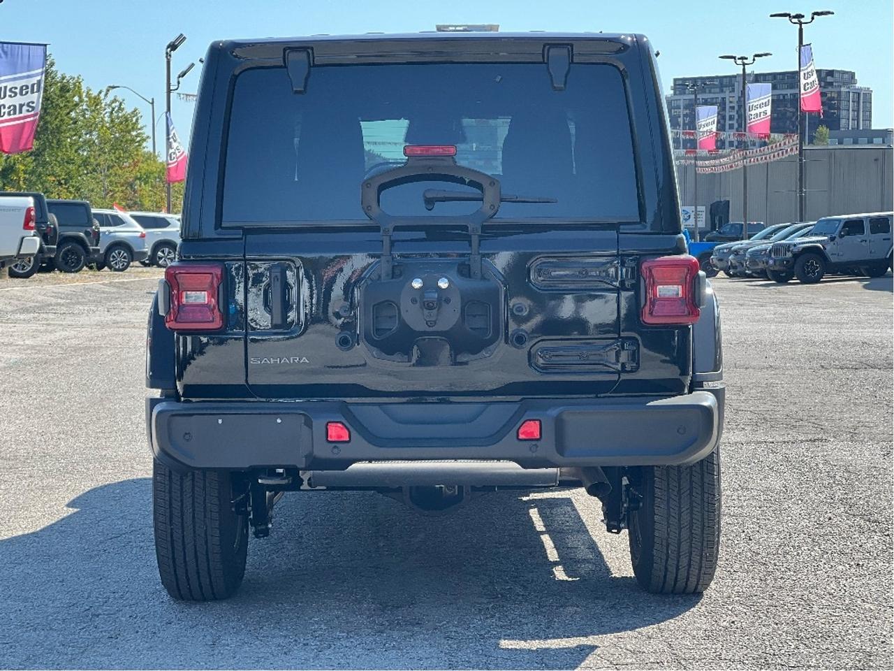 2025 Jeep Wrangler Sahara w/Safety, Technology, B/C Top, Side Steps Photo4