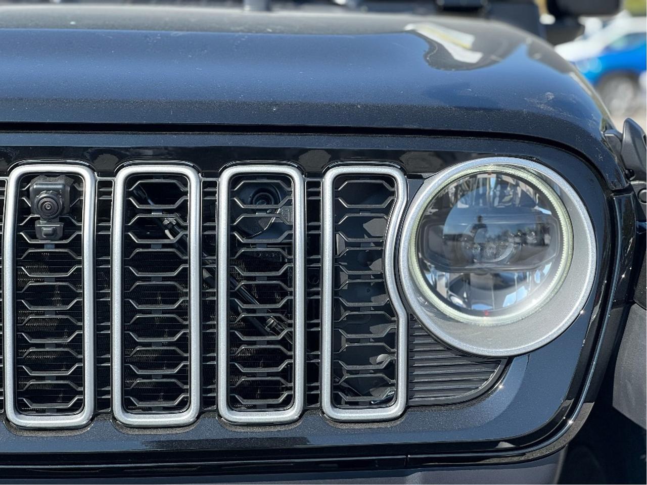 2025 Jeep Wrangler Sahara w/Safety, Technology, B/C Top, Side Steps Photo