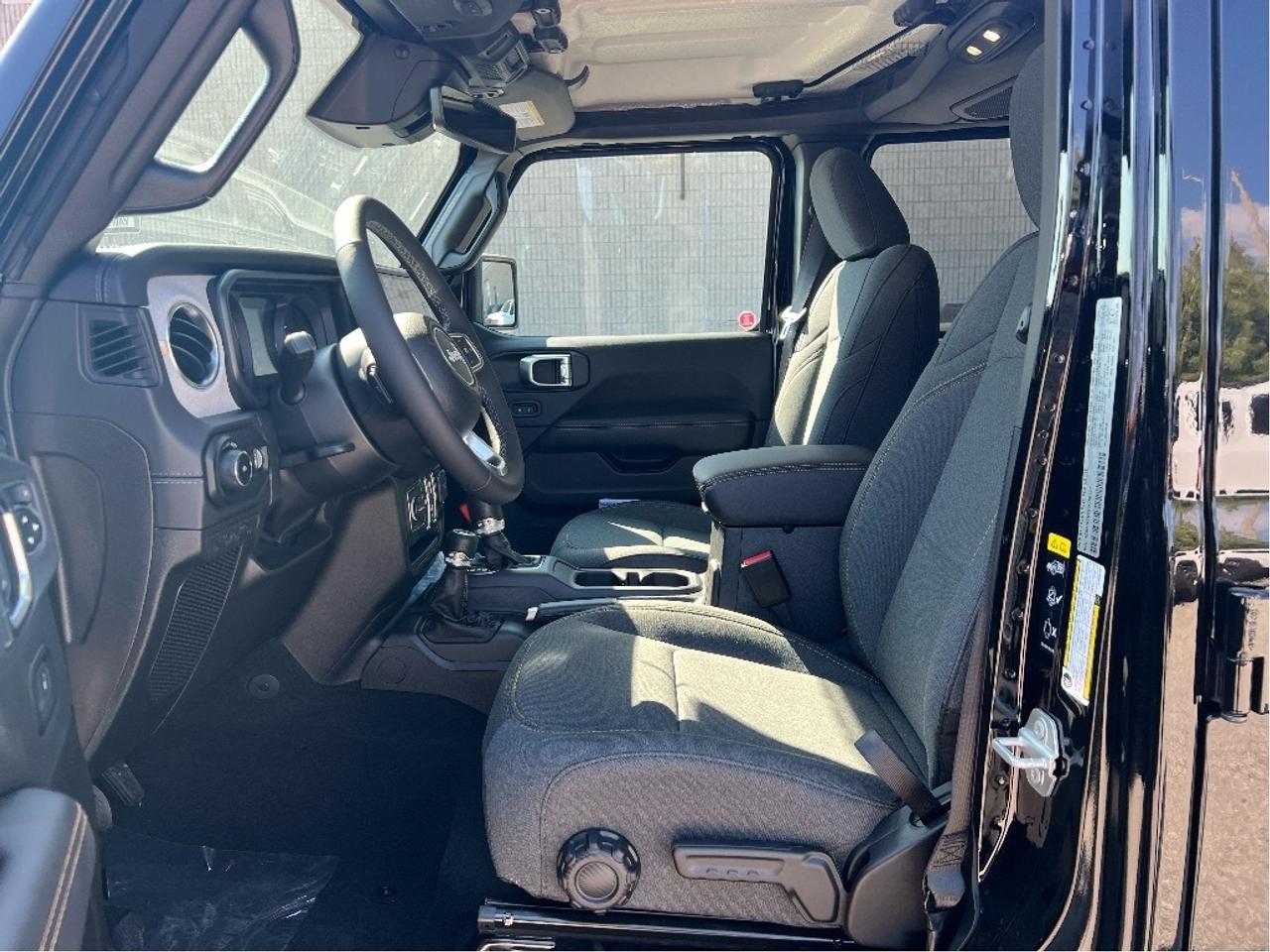2025 Jeep Wrangler Sahara w/Safety, Technology, B/C Top, Side Steps Photo