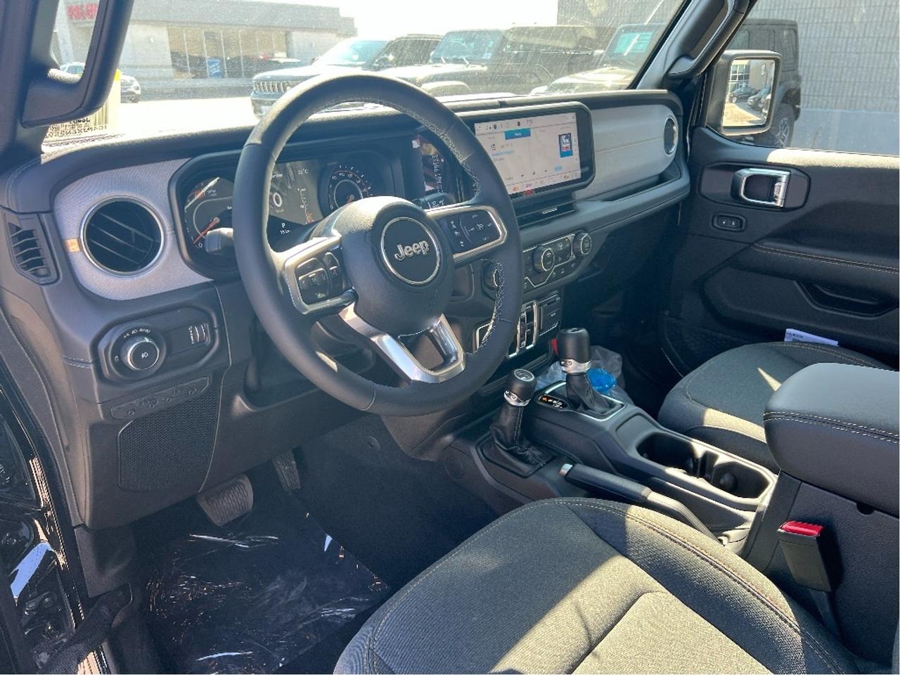 2025 Jeep Wrangler Sahara w/Safety, Technology, B/C Top, Side Steps Photo