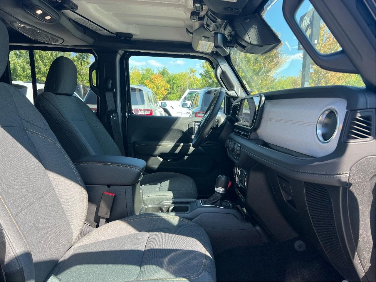 2025 Jeep Wrangler Sahara w/Safety, Technology, B/C Top, Side Steps Photo
