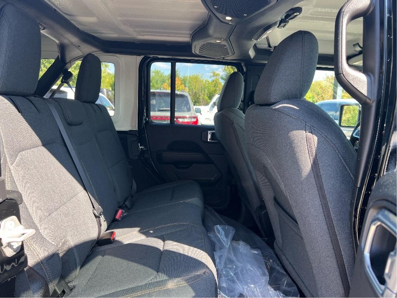 2025 Jeep Wrangler Sahara w/Safety, Technology, B/C Top, Side Steps Photo