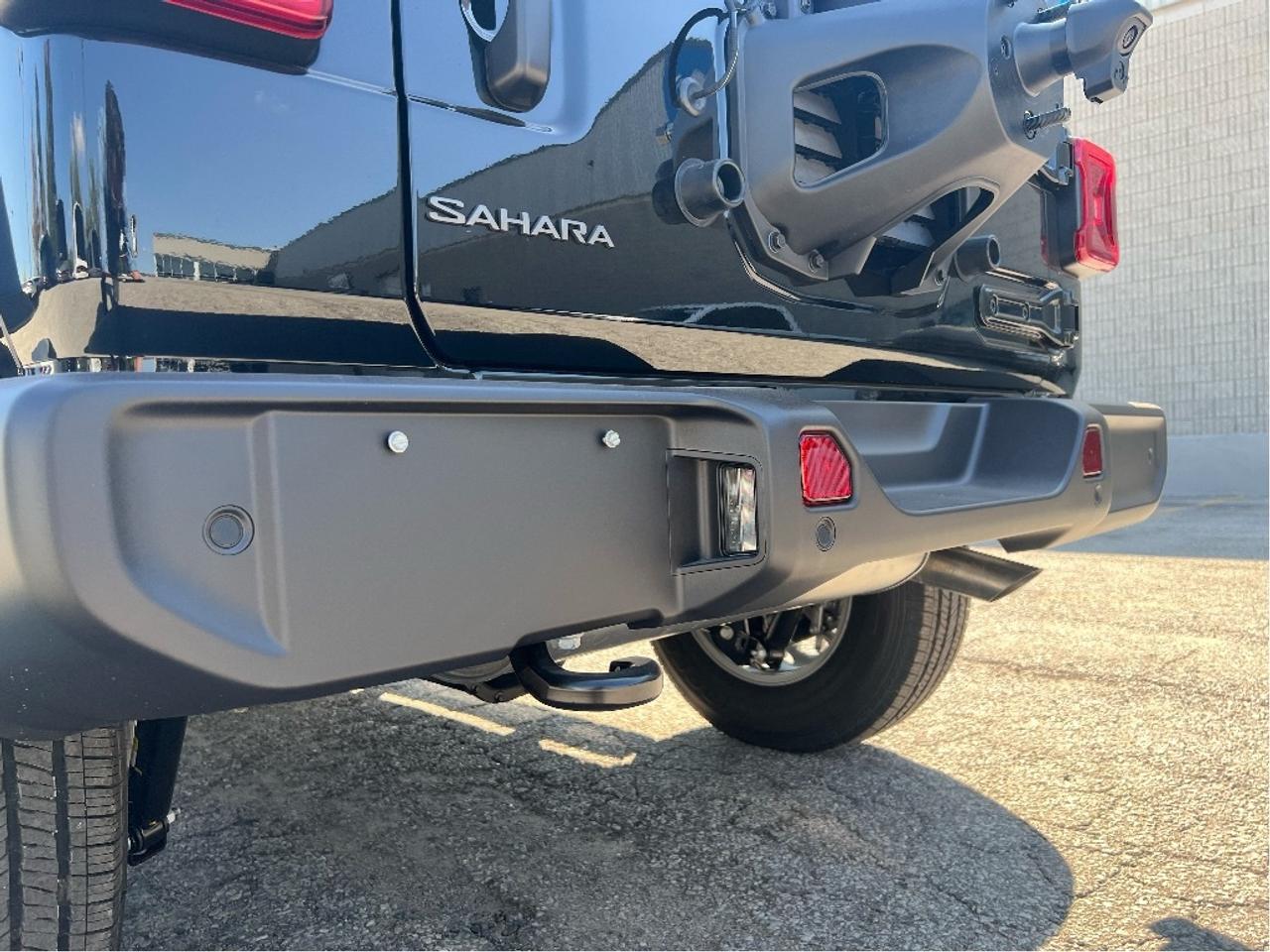 2025 Jeep Wrangler Sahara w/Safety, Technology, B/C Top, Side Steps Photo
