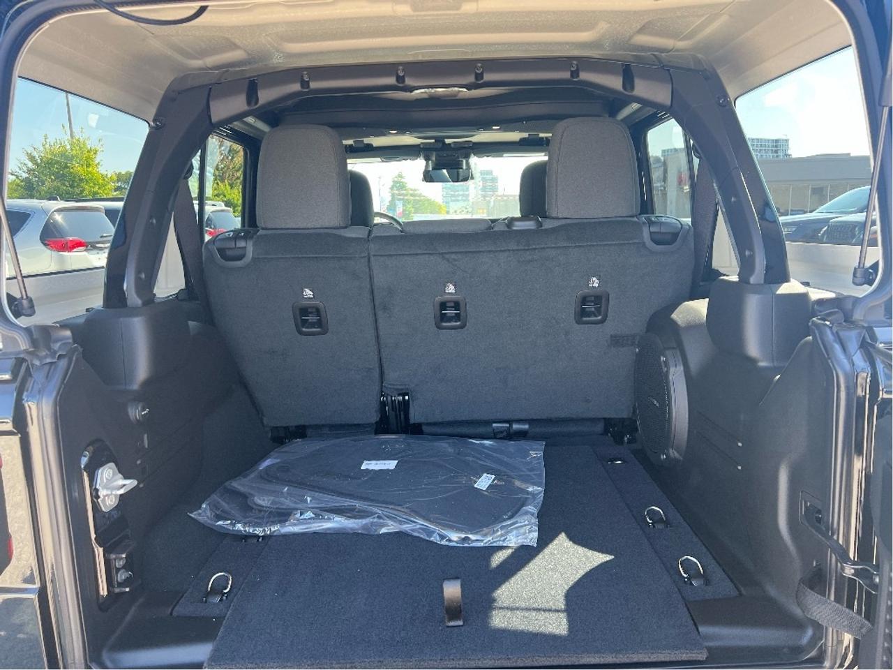 2025 Jeep Wrangler Sahara w/Safety, Technology, B/C Top, Side Steps Photo
