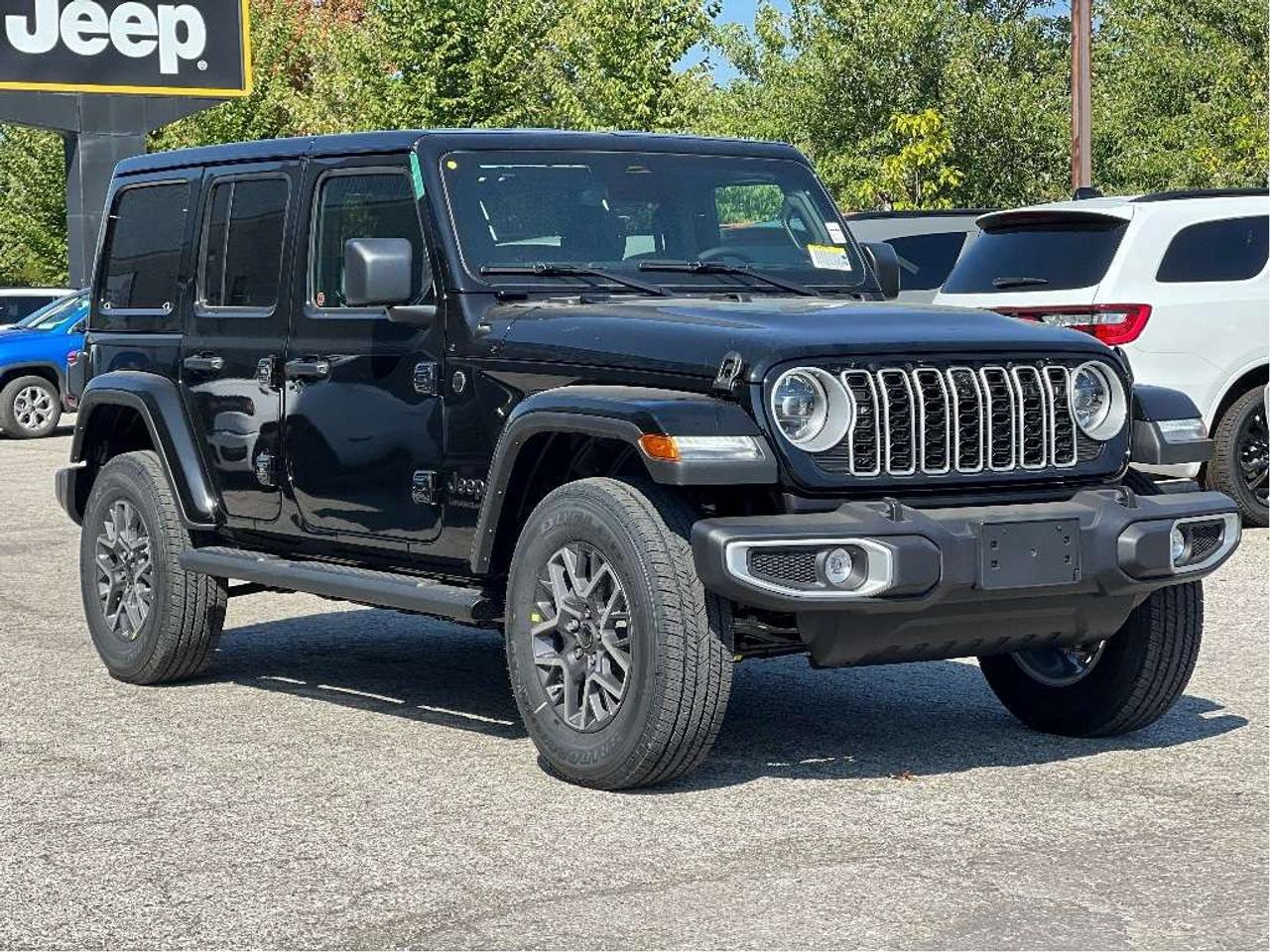 2025 Jeep Wrangler Sahara w/Safety, Technology, B/C Top, Side Steps Photo5