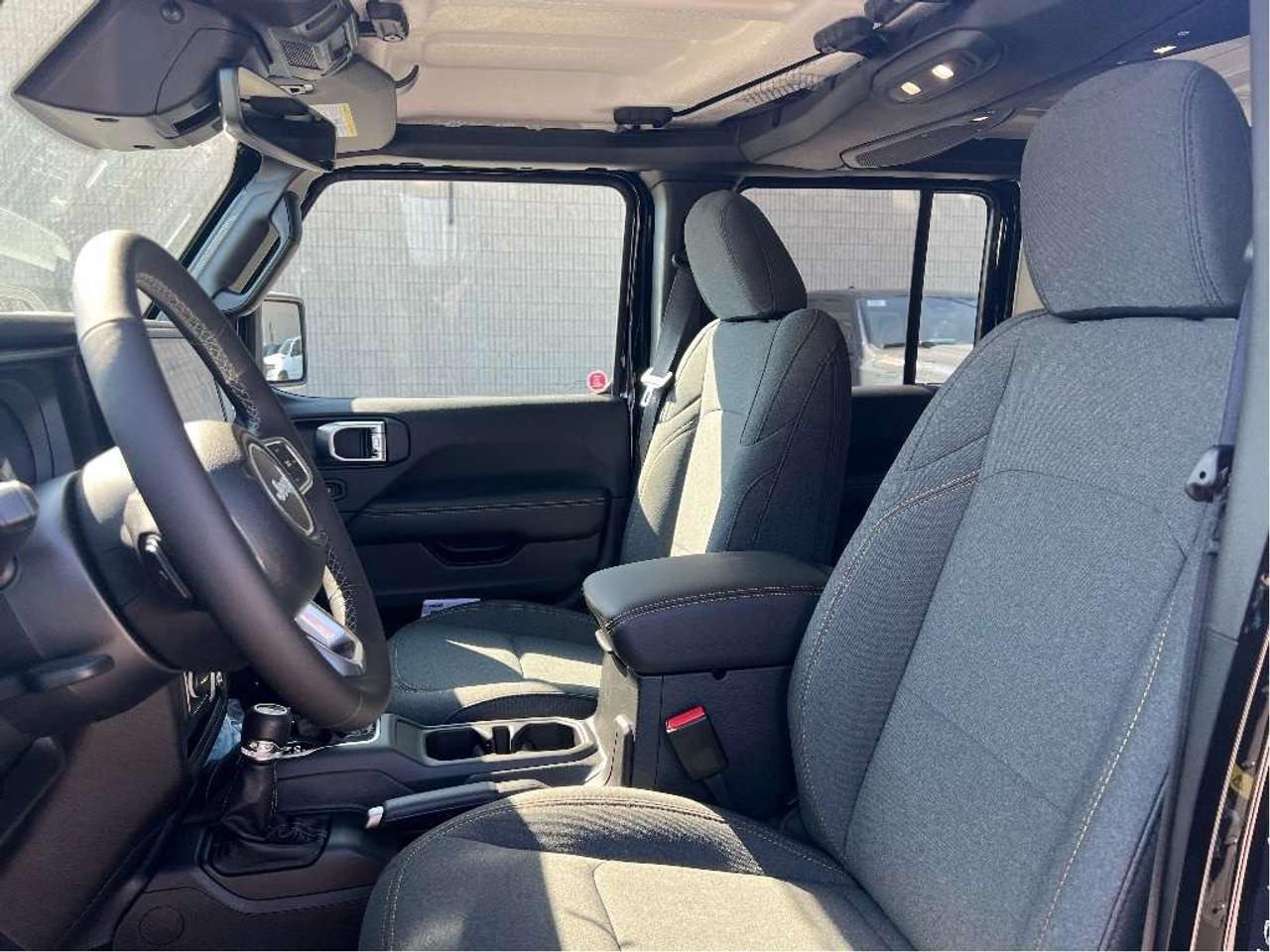 2025 Jeep Wrangler Sahara w/Safety, Technology, B/C Top, Side Steps Photo