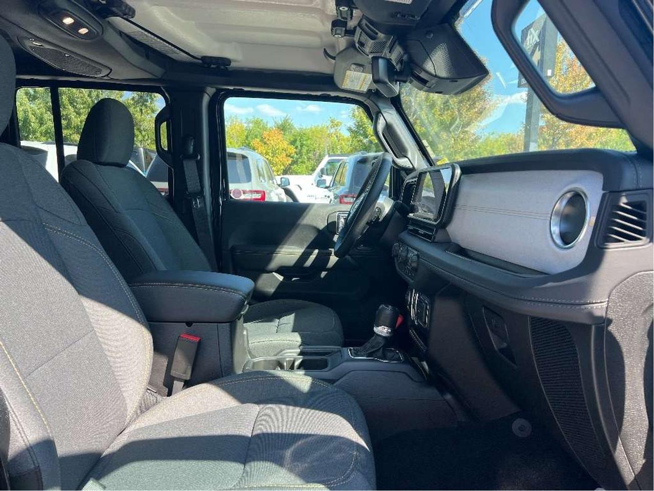 2025 Jeep Wrangler Sahara w/Safety, Technology, B/C Top, Side Steps Photo