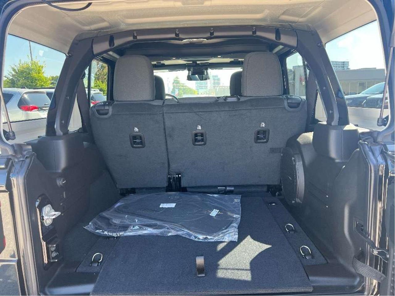 2025 Jeep Wrangler Sahara w/Safety, Technology, B/C Top, Side Steps Photo