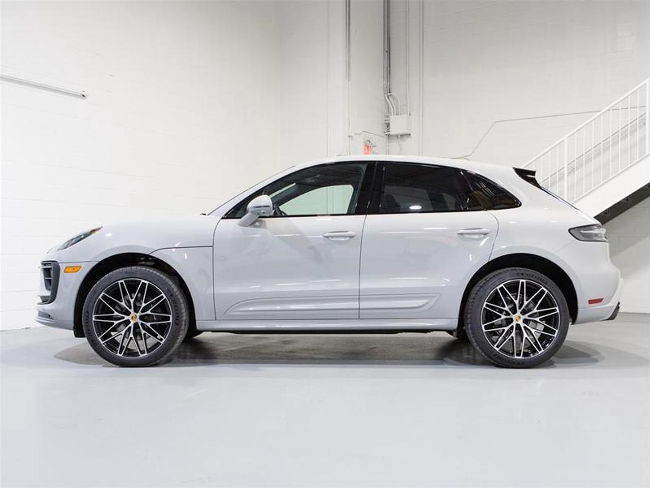 2026 Porsche Macan AWD Photo4