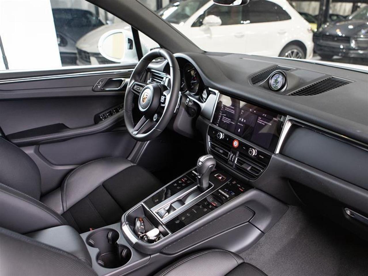 2026 Porsche Macan AWD Photo