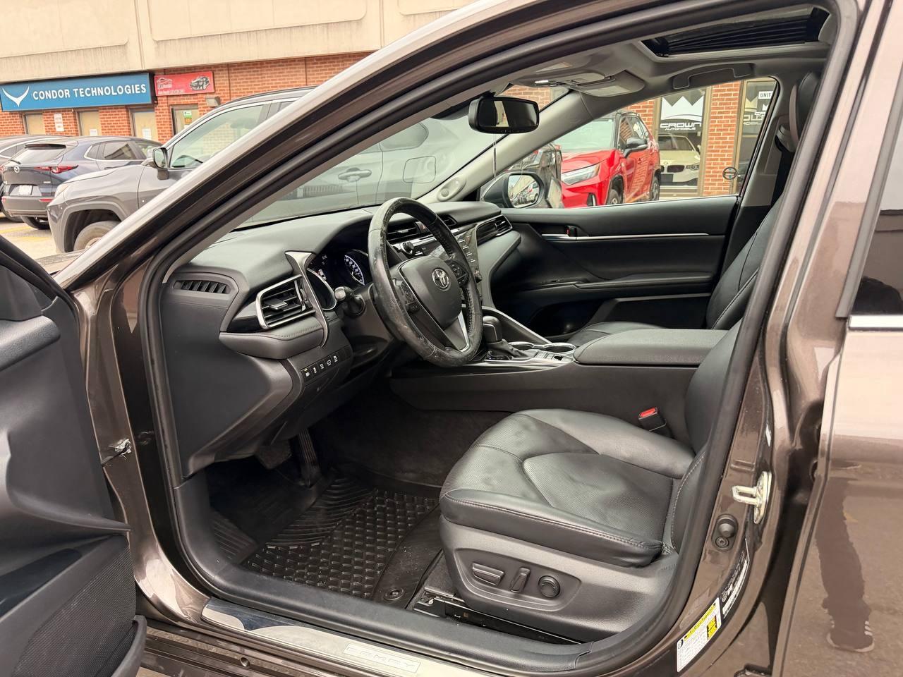2020 Toyota Camry Hybrid XLE Auto, LEATHER, SUNROOF, NAVIGATION Photo