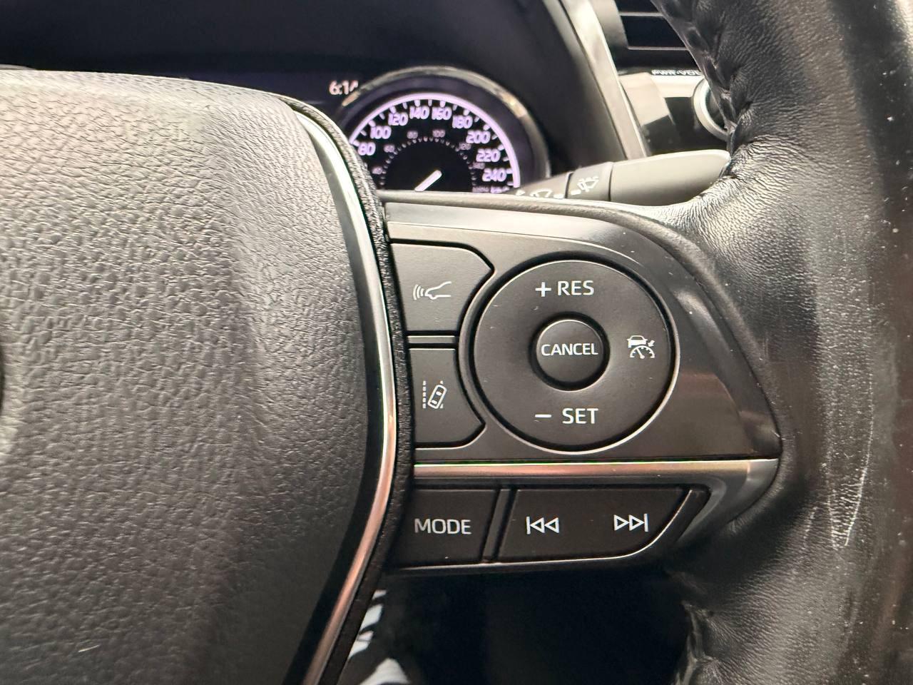 2020 Toyota Camry Hybrid XLE Auto, LEATHER, SUNROOF, NAVIGATION Photo
