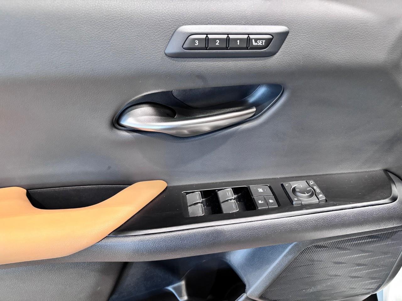 2023 Lexus UX 250H LUXURY PACKAGE - CARFAX CLEAN Photo