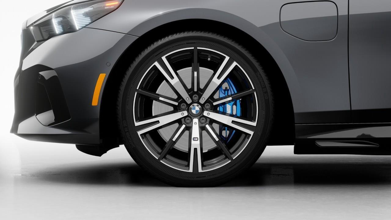 2027 BMW 550e xDrive 4dr All-Wheel Drive Sedan Photo