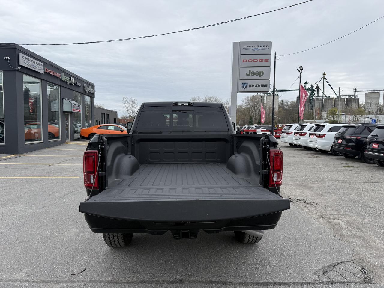 2026 RAM 3500 Big Horn 4x4 Crew Cab Night Edition - Navigation! Photo4