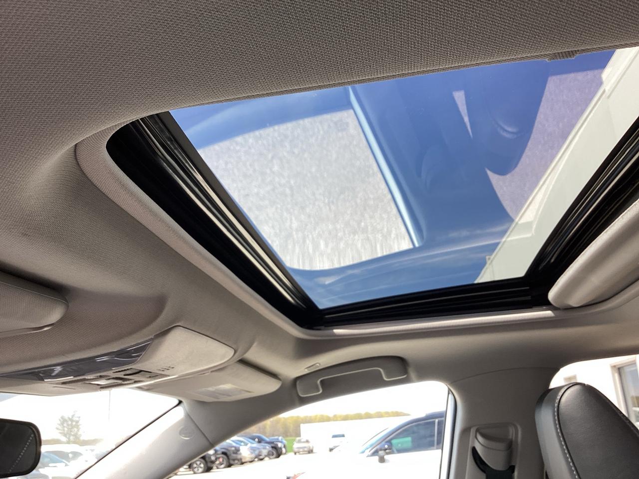 2023 Toyota RAV4 Hybrid XLE PREMIUM AWD Photo2