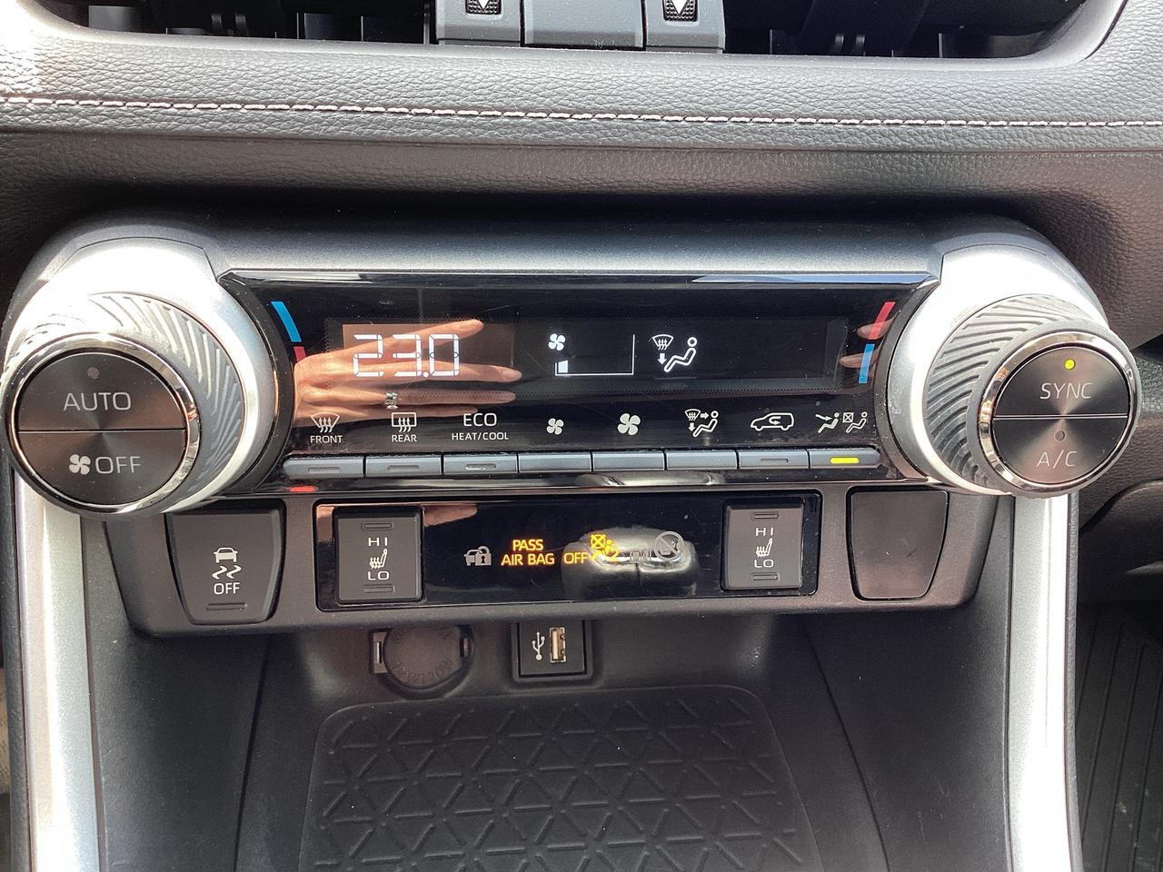 2023 Toyota RAV4 Hybrid XLE PREMIUM AWD Photo