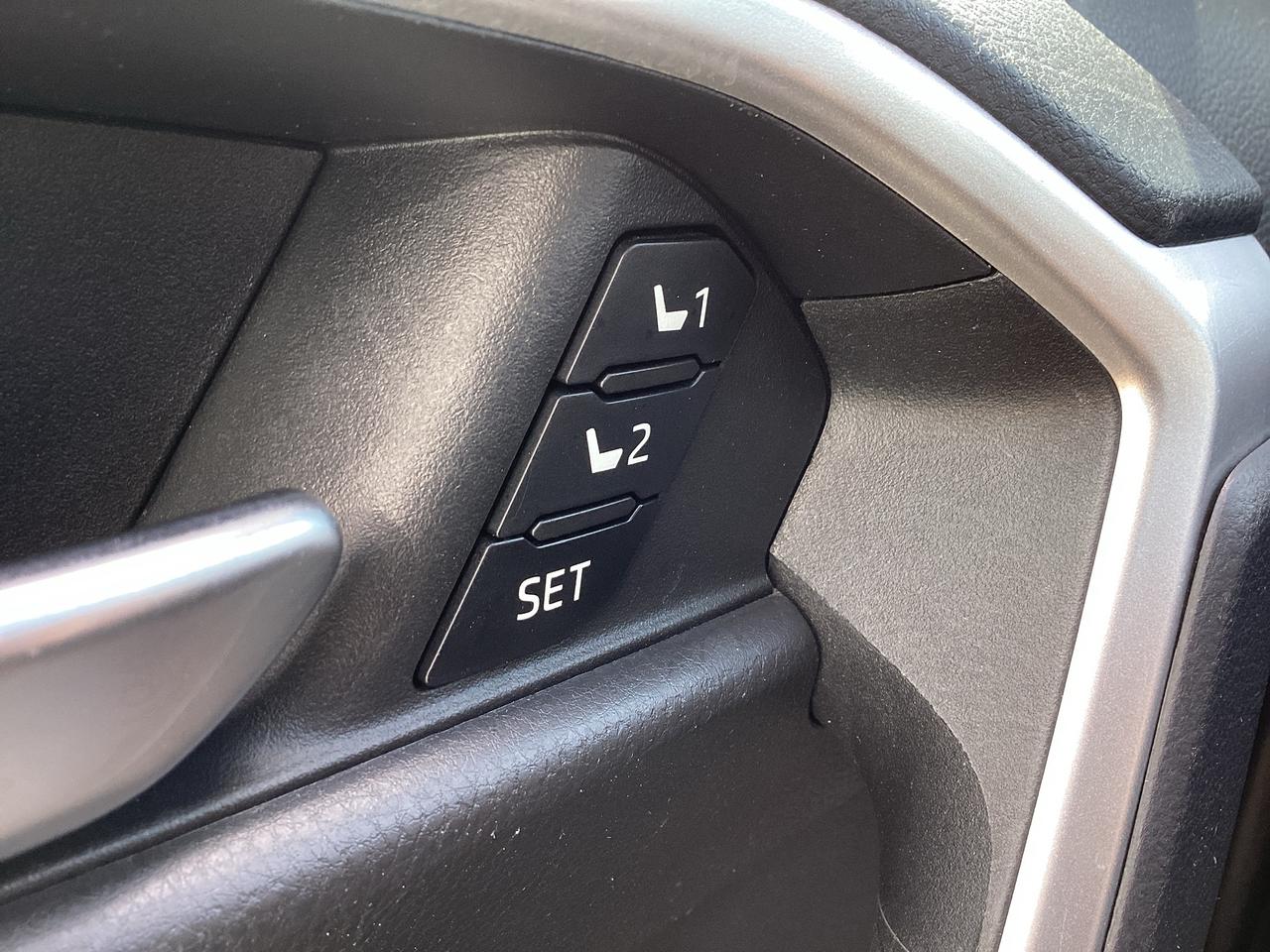 2023 Toyota RAV4 Hybrid XLE PREMIUM AWD Photo